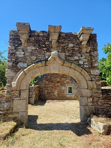 Plouigneau (29610) Plouigneau, ferme manoir du 18ème sur 3,7 hectares, 2 maisons, hangars et boxes pour chevaux.