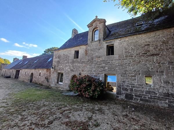Plouigneau (29610) Plouigneau, ferme manoir du 18ème sur 3,7 hectares, 2 maisons, hangars et boxes pour chevaux.