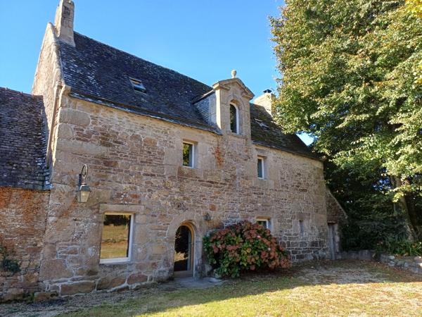 Plouigneau (29610) Plouigneau, ferme manoir du 18ème sur 3,7 hectares, 2 maisons, hangars et boxes pour chevaux.