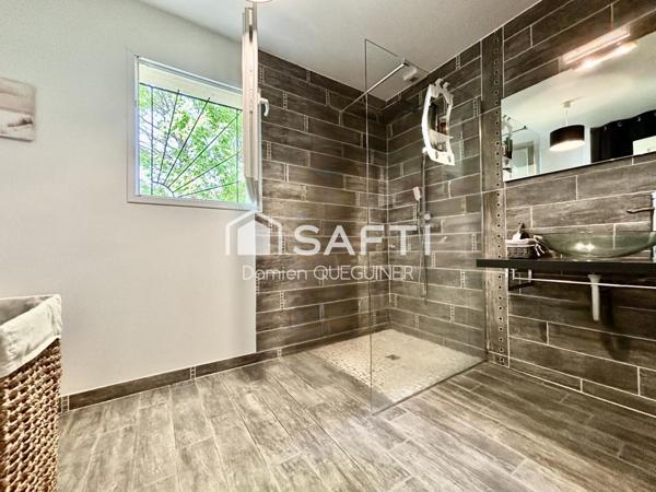 Belle contemporaine sur grand terrain avec droit à construire.