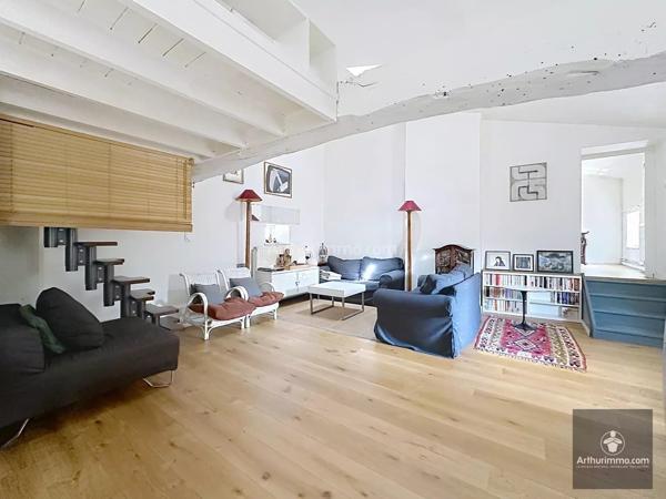 Vente                                                      Appartement
                        
                     4 pièces                      136 m2                     à Roanne