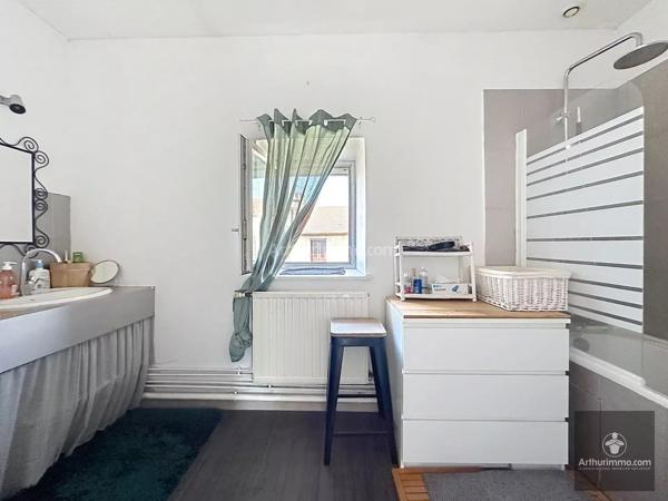 Vente                                                      Appartement
                        
                     4 pièces                      136 m2                     à Roanne