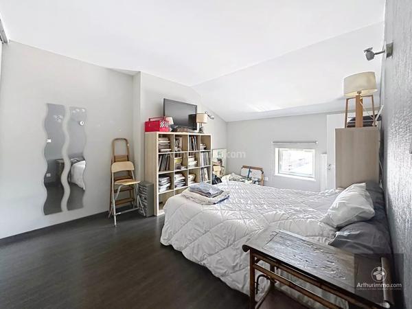 Vente                                                      Appartement
                        
                     4 pièces                      136 m2                     à Roanne