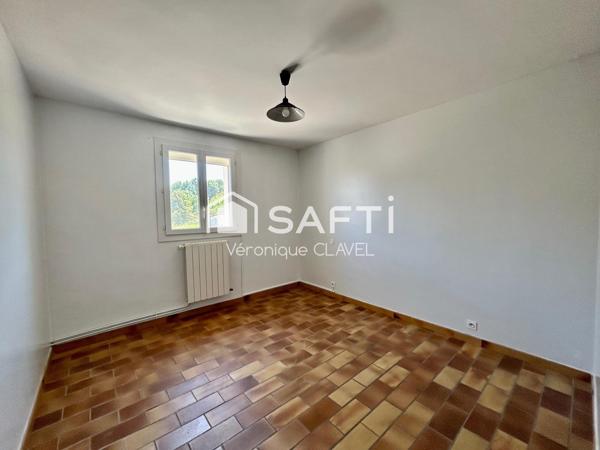 Propriété de 162m2 sur un terrain de 3950m2 avec piscine et doubles garages