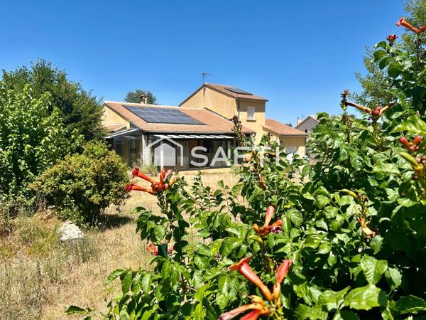 Propriété de 162m2 sur un terrain de 3950m2 avec piscine et doubles garages