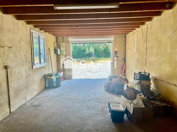 Propriété de 162m2 sur un terrain de 3950m2 avec piscine et doubles garages