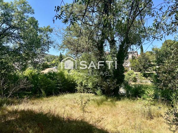 Propriété de 162m2 sur un terrain de 3950m2 avec piscine et doubles garages