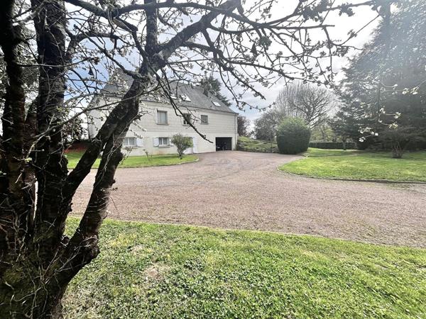 Maison LOIRE-AUTHION 281 m2, parc, piscine. Andard