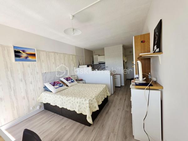 Valenti Victor vous propose en exclusivité - Ce bel appartement entièrement rénové, lumineux et parfaitement agencé situé au 3ème étage (avec ascenseur) en plein centre-ville d'une résidence calme et bien entretenue. Il se compose comme suit : 

- Un séjour climatisé, une cuisine équipée et aménagée
- Une salle d'eau avec wc
- Un agréable balcon permettant de profiter des beaux jours

Que ce soit pour une résidence principale, secondaire ou un investissement locatif ce bien saura pleinement répondre à vos attentes

La toiture et la façade de la résidence ont été refaits récemment

De nombreuses places de stationnements gratuites sont à proximité du logement notamment un grand parking au pied de la résidence

Une visite s'impose