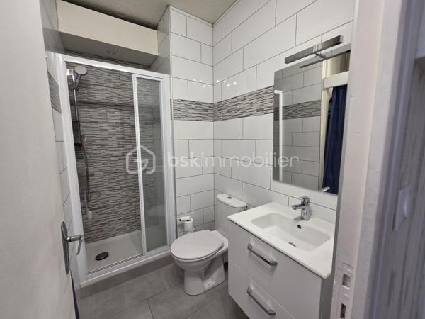 Valenti Victor vous propose en exclusivité - Ce bel appartement entièrement rénové, lumineux et parfaitement agencé situé au 3ème étage (avec ascenseur) en plein centre-ville d'une résidence calme et bien entretenue. Il se compose comme suit : 

- Un séjour climatisé, une cuisine équipée et aménagée
- Une salle d'eau avec wc
- Un agréable balcon permettant de profiter des beaux jours

Que ce soit pour une résidence principale, secondaire ou un investissement locatif ce bien saura pleinement répondre à vos attentes

La toiture et la façade de la résidence ont été refaits récemment

De nombreuses places de stationnements gratuites sont à proximité du logement notamment un grand parking au pied de la résidence

Une visite s'impose