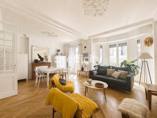 Appartement
         3 pièces
        - 85 m² Bien prestige 525 000 € *