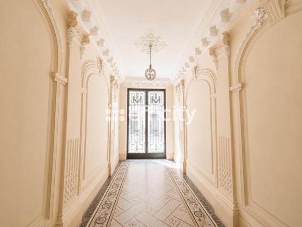 Appartement
         3 pièces
        - 85 m² Bien prestige 525 000 € *