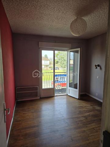 TROP TARD déjà sous offre acceptée....
Maison de 90 m2 comprenant 3 chambres avec parquet véritable, une cuisine, un séjour lumineux, une salle d'eau et un WC séparé. Menuiseries en PVC avec double vitrage,  chauffage électrique et cumulus. La maison est raccordée au tout-à-l'égout (raccordement cuisine à terminer). Implantée sur un terrain de 735m2, cette maison avec jardin est à proximité des services et commerces. maison fonctionnelle avec garage, pièce de rangement et buanderie.