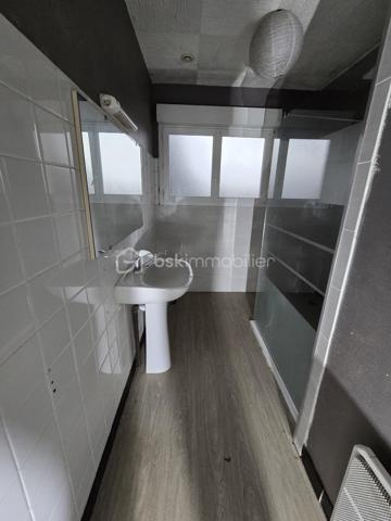 TROP TARD déjà sous offre acceptée....
Maison de 90 m2 comprenant 3 chambres avec parquet véritable, une cuisine, un séjour lumineux, une salle d'eau et un WC séparé. Menuiseries en PVC avec double vitrage,  chauffage électrique et cumulus. La maison est raccordée au tout-à-l'égout (raccordement cuisine à terminer). Implantée sur un terrain de 735m2, cette maison avec jardin est à proximité des services et commerces. maison fonctionnelle avec garage, pièce de rangement et buanderie.