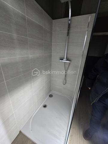 TROP TARD déjà sous offre acceptée....
Maison de 90 m2 comprenant 3 chambres avec parquet véritable, une cuisine, un séjour lumineux, une salle d'eau et un WC séparé. Menuiseries en PVC avec double vitrage,  chauffage électrique et cumulus. La maison est raccordée au tout-à-l'égout (raccordement cuisine à terminer). Implantée sur un terrain de 735m2, cette maison avec jardin est à proximité des services et commerces. maison fonctionnelle avec garage, pièce de rangement et buanderie.