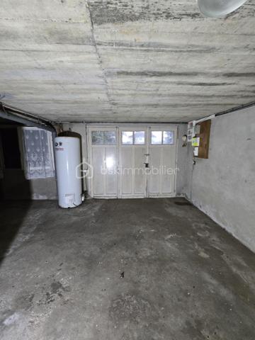 TROP TARD déjà sous offre acceptée....
Maison de 90 m2 comprenant 3 chambres avec parquet véritable, une cuisine, un séjour lumineux, une salle d'eau et un WC séparé. Menuiseries en PVC avec double vitrage,  chauffage électrique et cumulus. La maison est raccordée au tout-à-l'égout (raccordement cuisine à terminer). Implantée sur un terrain de 735m2, cette maison avec jardin est à proximité des services et commerces. maison fonctionnelle avec garage, pièce de rangement et buanderie.