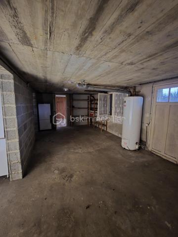 TROP TARD déjà sous offre acceptée....
Maison de 90 m2 comprenant 3 chambres avec parquet véritable, une cuisine, un séjour lumineux, une salle d'eau et un WC séparé. Menuiseries en PVC avec double vitrage,  chauffage électrique et cumulus. La maison est raccordée au tout-à-l'égout (raccordement cuisine à terminer). Implantée sur un terrain de 735m2, cette maison avec jardin est à proximité des services et commerces. maison fonctionnelle avec garage, pièce de rangement et buanderie.