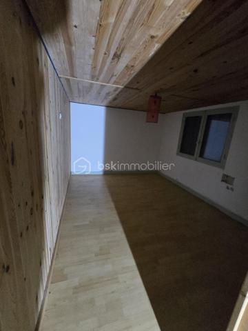 TROP TARD déjà sous offre acceptée....
Maison de 90 m2 comprenant 3 chambres avec parquet véritable, une cuisine, un séjour lumineux, une salle d'eau et un WC séparé. Menuiseries en PVC avec double vitrage,  chauffage électrique et cumulus. La maison est raccordée au tout-à-l'égout (raccordement cuisine à terminer). Implantée sur un terrain de 735m2, cette maison avec jardin est à proximité des services et commerces. maison fonctionnelle avec garage, pièce de rangement et buanderie.