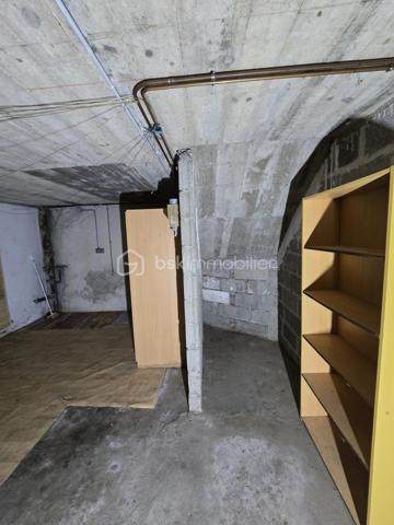 TROP TARD déjà sous offre acceptée....
Maison de 90 m2 comprenant 3 chambres avec parquet véritable, une cuisine, un séjour lumineux, une salle d'eau et un WC séparé. Menuiseries en PVC avec double vitrage,  chauffage électrique et cumulus. La maison est raccordée au tout-à-l'égout (raccordement cuisine à terminer). Implantée sur un terrain de 735m2, cette maison avec jardin est à proximité des services et commerces. maison fonctionnelle avec garage, pièce de rangement et buanderie.