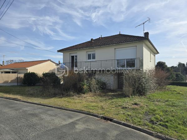 TROP TARD déjà sous offre acceptée....
Maison de 90 m2 comprenant 3 chambres avec parquet véritable, une cuisine, un séjour lumineux, une salle d'eau et un WC séparé. Menuiseries en PVC avec double vitrage,  chauffage électrique et cumulus. La maison est raccordée au tout-à-l'égout (raccordement cuisine à terminer). Implantée sur un terrain de 735m2, cette maison avec jardin est à proximité des services et commerces. maison fonctionnelle avec garage, pièce de rangement et buanderie.