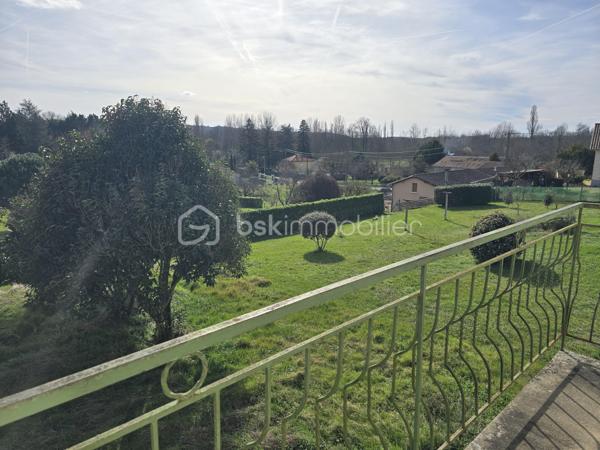 TROP TARD déjà sous offre acceptée....
Maison de 90 m2 comprenant 3 chambres avec parquet véritable, une cuisine, un séjour lumineux, une salle d'eau et un WC séparé. Menuiseries en PVC avec double vitrage,  chauffage électrique et cumulus. La maison est raccordée au tout-à-l'égout (raccordement cuisine à terminer). Implantée sur un terrain de 735m2, cette maison avec jardin est à proximité des services et commerces. maison fonctionnelle avec garage, pièce de rangement et buanderie.