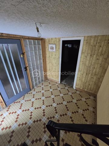 TROP TARD déjà sous offre acceptée....
Maison de 90 m2 comprenant 3 chambres avec parquet véritable, une cuisine, un séjour lumineux, une salle d'eau et un WC séparé. Menuiseries en PVC avec double vitrage,  chauffage électrique et cumulus. La maison est raccordée au tout-à-l'égout (raccordement cuisine à terminer). Implantée sur un terrain de 735m2, cette maison avec jardin est à proximité des services et commerces. maison fonctionnelle avec garage, pièce de rangement et buanderie.