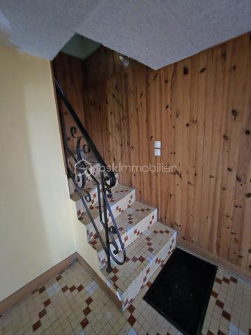 TROP TARD déjà sous offre acceptée....
Maison de 90 m2 comprenant 3 chambres avec parquet véritable, une cuisine, un séjour lumineux, une salle d'eau et un WC séparé. Menuiseries en PVC avec double vitrage,  chauffage électrique et cumulus. La maison est raccordée au tout-à-l'égout (raccordement cuisine à terminer). Implantée sur un terrain de 735m2, cette maison avec jardin est à proximité des services et commerces. maison fonctionnelle avec garage, pièce de rangement et buanderie.