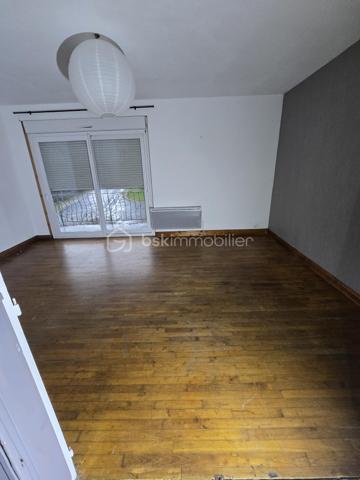 TROP TARD déjà sous offre acceptée....
Maison de 90 m2 comprenant 3 chambres avec parquet véritable, une cuisine, un séjour lumineux, une salle d'eau et un WC séparé. Menuiseries en PVC avec double vitrage,  chauffage électrique et cumulus. La maison est raccordée au tout-à-l'égout (raccordement cuisine à terminer). Implantée sur un terrain de 735m2, cette maison avec jardin est à proximité des services et commerces. maison fonctionnelle avec garage, pièce de rangement et buanderie.