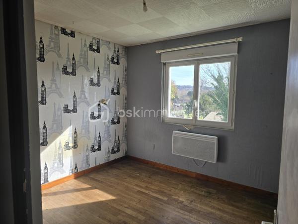 TROP TARD déjà sous offre acceptée....
Maison de 90 m2 comprenant 3 chambres avec parquet véritable, une cuisine, un séjour lumineux, une salle d'eau et un WC séparé. Menuiseries en PVC avec double vitrage,  chauffage électrique et cumulus. La maison est raccordée au tout-à-l'égout (raccordement cuisine à terminer). Implantée sur un terrain de 735m2, cette maison avec jardin est à proximité des services et commerces. maison fonctionnelle avec garage, pièce de rangement et buanderie.