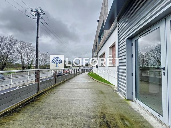 Location local commercial Bressuire - 396 m² - 1 320 €/mois