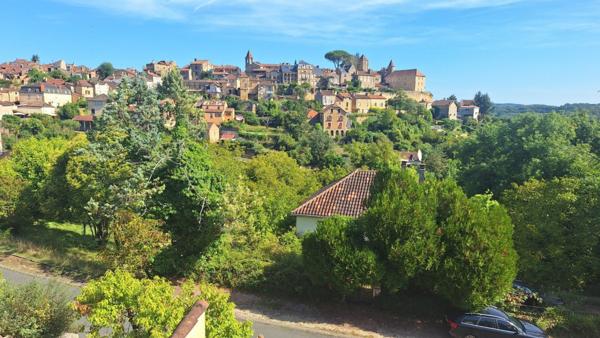 Maison de village 2 chambres avec terrasse et 2 garages