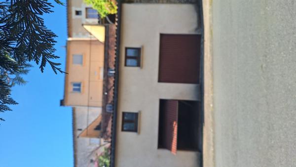 Maison de village 2 chambres avec terrasse et 2 garages