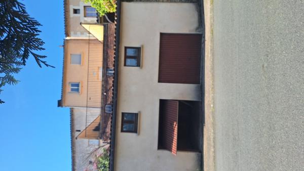 Maison de village 2 chambres avec terrasse et 2 garages