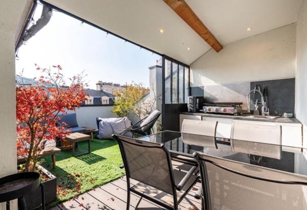 Un loft d’exception en dernier étage avec terrasse tropézienne au cœur de Saint-Étienne : volumes spectaculaires, lumière plein sud et prestations haut de gamme.