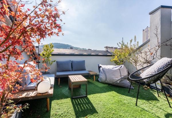 Un loft d’exception en dernier étage avec terrasse tropézienne au cœur de Saint-Étienne : volumes spectaculaires, lumière plein sud et prestations haut de gamme.