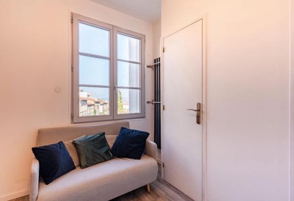 Un loft d’exception en dernier étage avec terrasse tropézienne au cœur de Saint-Étienne : volumes spectaculaires, lumière plein sud et prestations haut de gamme.