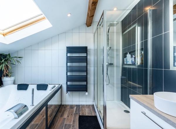 Un loft d’exception en dernier étage avec terrasse tropézienne au cœur de Saint-Étienne : volumes spectaculaires, lumière plein sud et prestations haut de gamme.