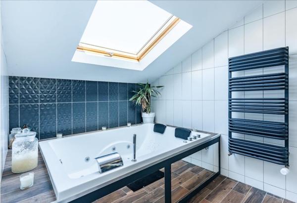 Un loft d’exception en dernier étage avec terrasse tropézienne au cœur de Saint-Étienne : volumes spectaculaires, lumière plein sud et prestations haut de gamme.