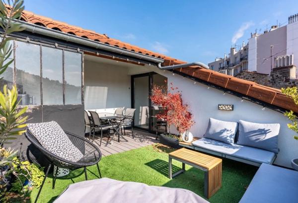 Un loft d’exception en dernier étage avec terrasse tropézienne au cœur de Saint-Étienne : volumes spectaculaires, lumière plein sud et prestations haut de gamme.