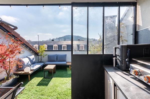 Un loft d’exception en dernier étage avec terrasse tropézienne au cœur de Saint-Étienne : volumes spectaculaires, lumière plein sud et prestations haut de gamme.
