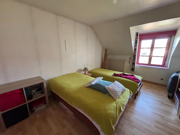 Maison familiale avec véranda et dépendance