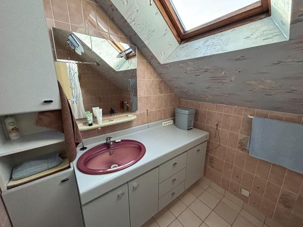 Maison familiale avec véranda et dépendance