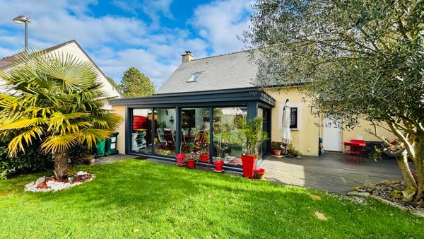 Maison familiale avec véranda et dépendance