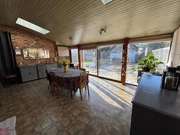 Maison familiale avec véranda et dépendance