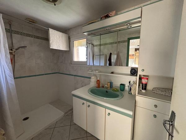 Maison familiale avec véranda et dépendance