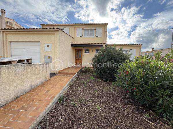 Situé dans un secteur recherché à proximité immédiate des écoles et axes principaux
Vous recherchez une maison familiale avec de beaux volumes sur le secteur de Miramas ?
Venez découvrir cette agréable maison de 110 m², située à proximité de toutes les commodités, idéale pour accueillir votre famille dans un environnement pratique et agréable au quotidien.

Vous apprécierez :
✨ Ses 4 chambres confortables
✨ Sa lumineuse pièce de vie
✨ Sa véranda offrant un espace supplémentaire toute l’année
✨ Son garage pratique pour le stationnement ou le rangement
✨ Son jardin agréable pour profiter des beaux jours

Vous serez séduits par son potentiel, ses volumes et sa situation idéale proche des écoles, commerces et axes principaux.

📞 Contactez-nous pour organiser une visite et découvrir tout le potentiel de cette maison.