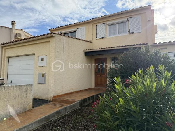 Situé dans un secteur recherché à proximité immédiate des écoles et axes principaux
Vous recherchez une maison familiale avec de beaux volumes sur le secteur de Miramas ?
Venez découvrir cette agréable maison de 110 m², située à proximité de toutes les commodités, idéale pour accueillir votre famille dans un environnement pratique et agréable au quotidien.

Vous apprécierez :
✨ Ses 4 chambres confortables
✨ Sa lumineuse pièce de vie
✨ Sa véranda offrant un espace supplémentaire toute l’année
✨ Son garage pratique pour le stationnement ou le rangement
✨ Son jardin agréable pour profiter des beaux jours

Vous serez séduits par son potentiel, ses volumes et sa situation idéale proche des écoles, commerces et axes principaux.

📞 Contactez-nous pour organiser une visite et découvrir tout le potentiel de cette maison.