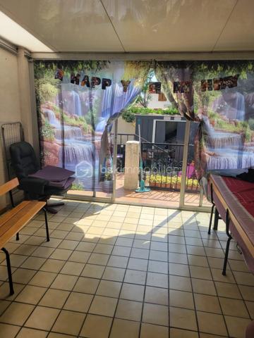 Situé dans un secteur recherché à proximité immédiate des écoles et axes principaux
Vous recherchez une maison familiale avec de beaux volumes sur le secteur de Miramas ?
Venez découvrir cette agréable maison de 110 m², située à proximité de toutes les commodités, idéale pour accueillir votre famille dans un environnement pratique et agréable au quotidien.

Vous apprécierez :
✨ Ses 4 chambres confortables
✨ Sa lumineuse pièce de vie
✨ Sa véranda offrant un espace supplémentaire toute l’année
✨ Son garage pratique pour le stationnement ou le rangement
✨ Son jardin agréable pour profiter des beaux jours

Vous serez séduits par son potentiel, ses volumes et sa situation idéale proche des écoles, commerces et axes principaux.

📞 Contactez-nous pour organiser une visite et découvrir tout le potentiel de cette maison.
