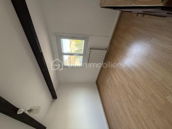 Situé dans un secteur recherché à proximité immédiate des écoles et axes principaux
Vous recherchez une maison familiale avec de beaux volumes sur le secteur de Miramas ?
Venez découvrir cette agréable maison de 110 m², située à proximité de toutes les commodités, idéale pour accueillir votre famille dans un environnement pratique et agréable au quotidien.

Vous apprécierez :
✨ Ses 4 chambres confortables
✨ Sa lumineuse pièce de vie
✨ Sa véranda offrant un espace supplémentaire toute l’année
✨ Son garage pratique pour le stationnement ou le rangement
✨ Son jardin agréable pour profiter des beaux jours

Vous serez séduits par son potentiel, ses volumes et sa situation idéale proche des écoles, commerces et axes principaux.

📞 Contactez-nous pour organiser une visite et découvrir tout le potentiel de cette maison.