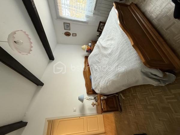 Situé dans un secteur recherché à proximité immédiate des écoles et axes principaux
Vous recherchez une maison familiale avec de beaux volumes sur le secteur de Miramas ?
Venez découvrir cette agréable maison de 110 m², située à proximité de toutes les commodités, idéale pour accueillir votre famille dans un environnement pratique et agréable au quotidien.

Vous apprécierez :
✨ Ses 4 chambres confortables
✨ Sa lumineuse pièce de vie
✨ Sa véranda offrant un espace supplémentaire toute l’année
✨ Son garage pratique pour le stationnement ou le rangement
✨ Son jardin agréable pour profiter des beaux jours

Vous serez séduits par son potentiel, ses volumes et sa situation idéale proche des écoles, commerces et axes principaux.

📞 Contactez-nous pour organiser une visite et découvrir tout le potentiel de cette maison.